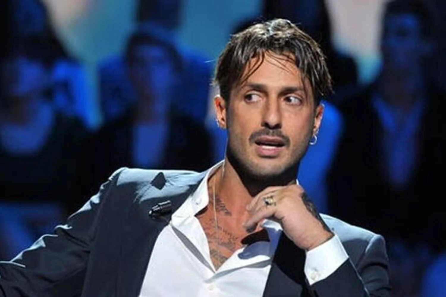 Mediaset acusa Fabrizio Corona de 'monetizar o insulto' e defende direito à reputação de Alfonso Signorini