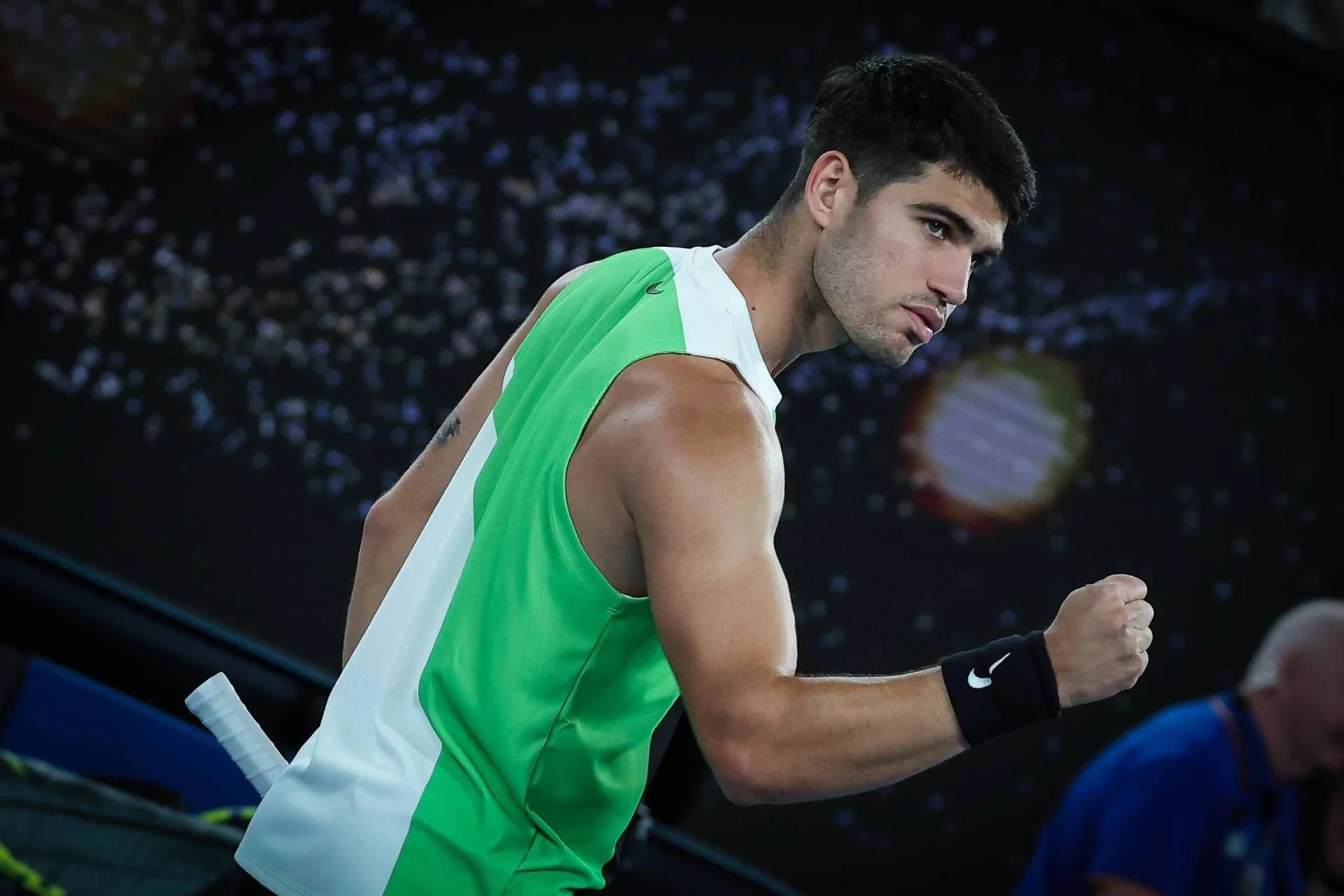 Alcaraz supera Zverev em disputa mental e conquista set decisivo nas semifinais do Australian Open 2026