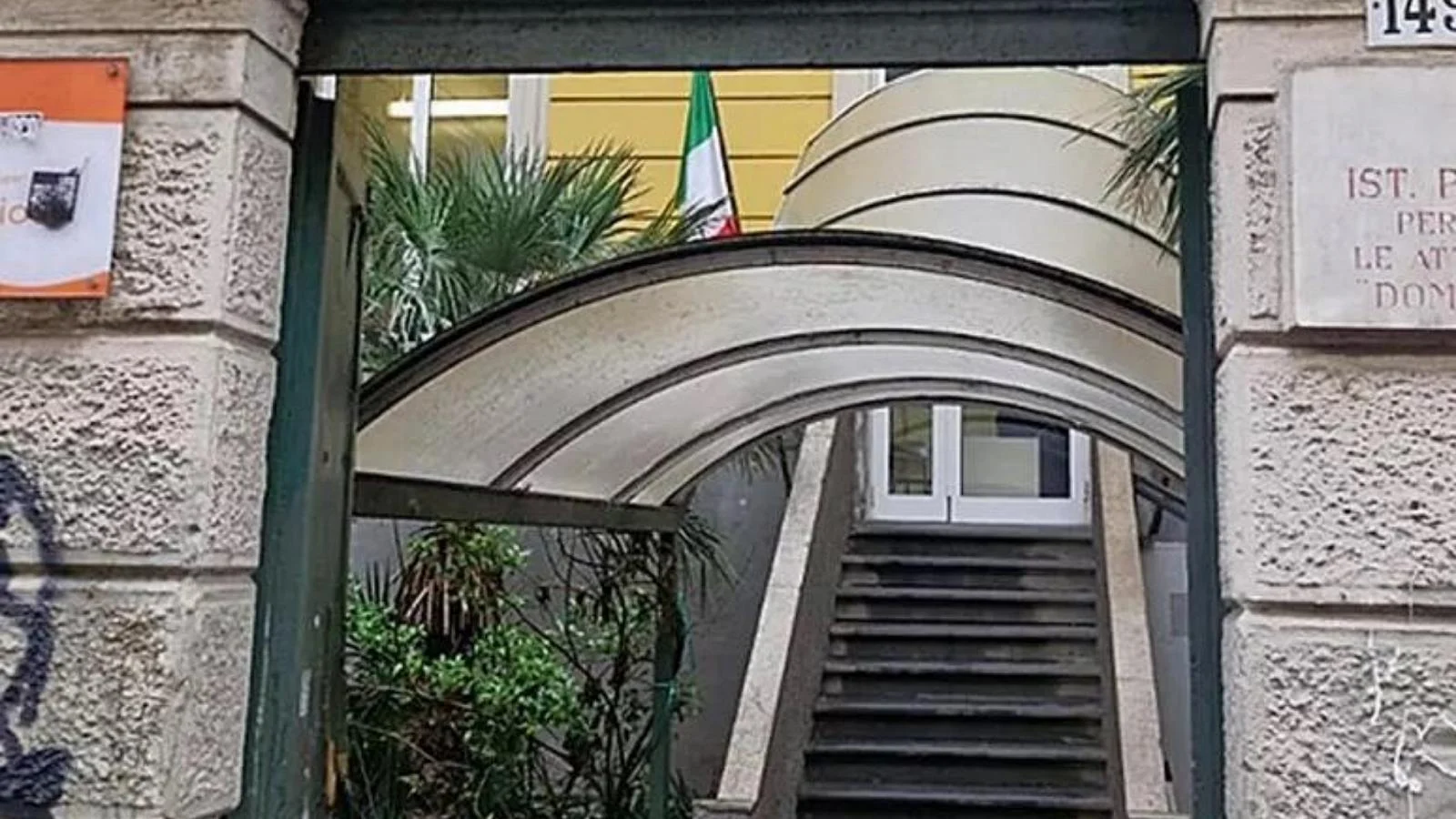 Metal detector e controle com cães em frente à escola onde Abanoub Youssef foi esfaqueado