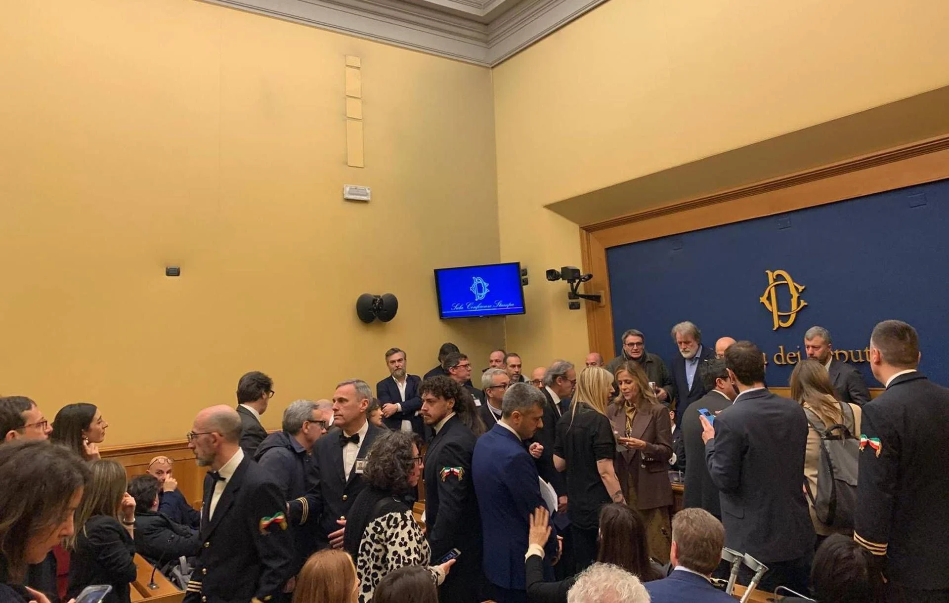 Oposição ocupa sala de imprensa da Câmara e impede conferência sobre remigração