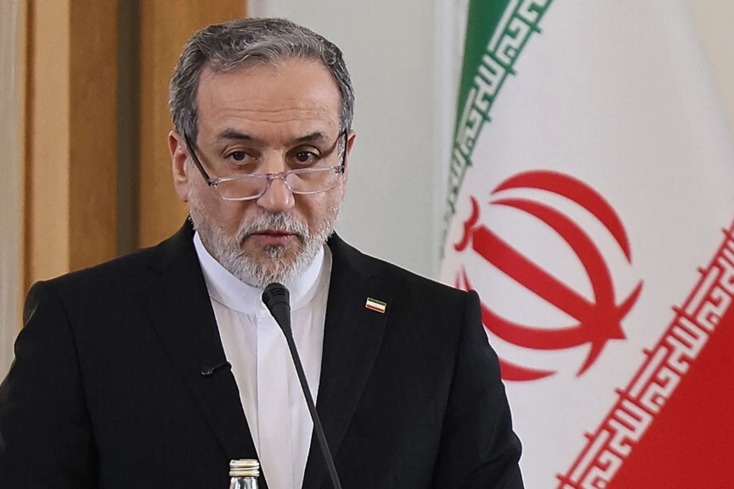 Irã diz estar aberto ao diálogo com os EUA, mas alerta que também está preparado para a guerra