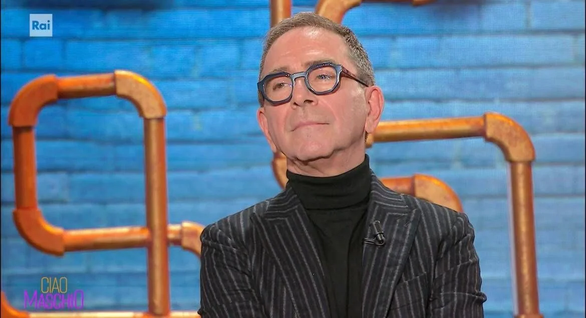 Pino Strabioli revela infância solitária: “Aos 5 anos esperava do lado de fora enquanto meu pai estava com outra mulher”