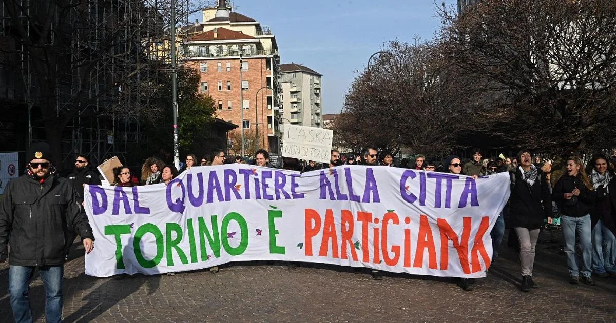 Askatasuna: Milhares de manifestantes de toda a Itália se reúnem diante do ateneo ocupado em Turim