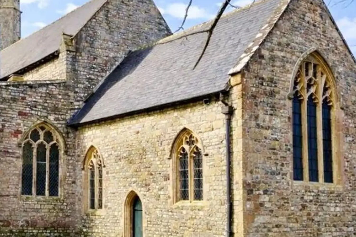 Restauro surpreendente: casal transforma igreja do séc. XII com mais de 80 esqueletos sob o piso