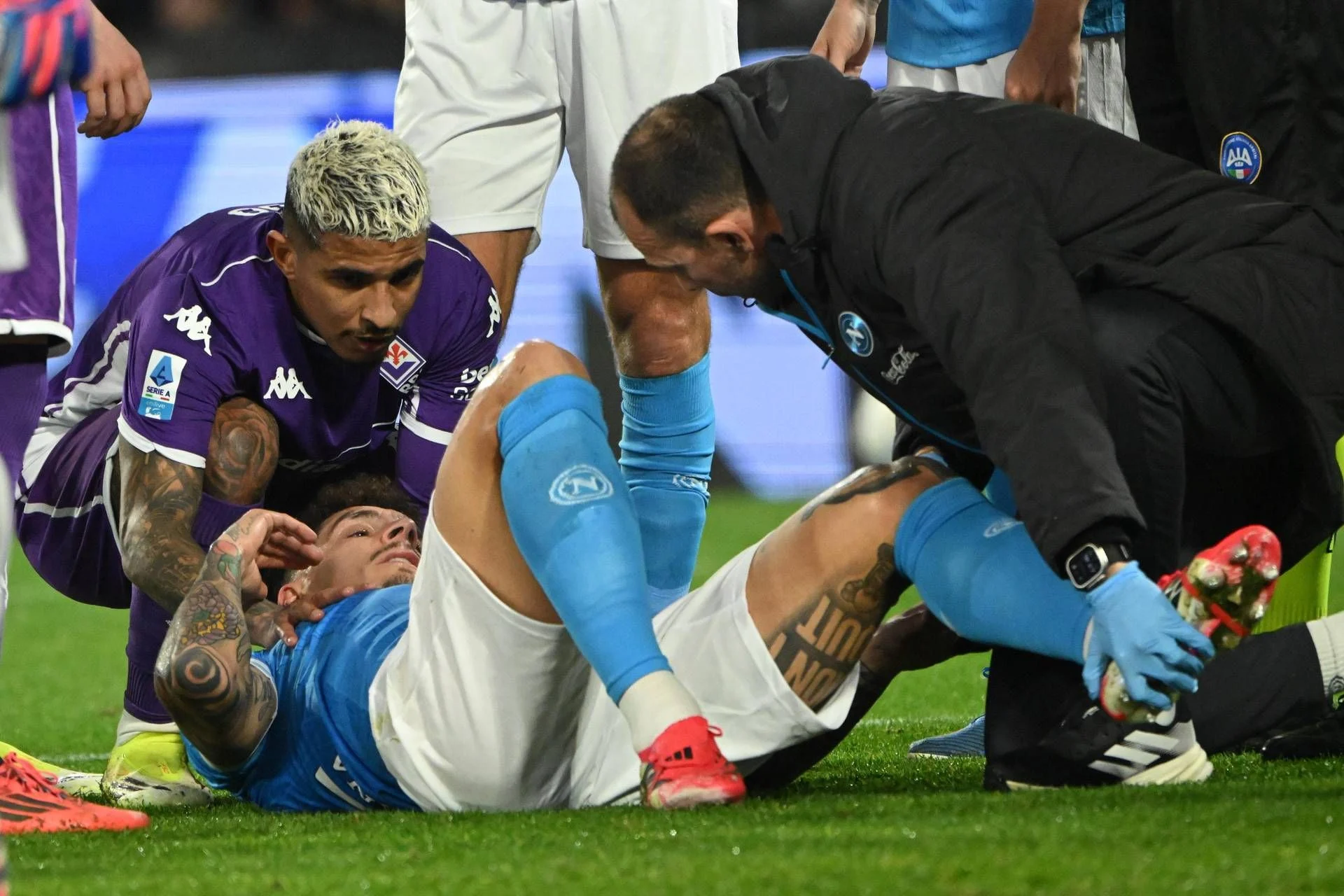 Di Lorenzo sofre grave lesão e sai de maca em Napoli x Fiorentina; quadro será avaliado por exames