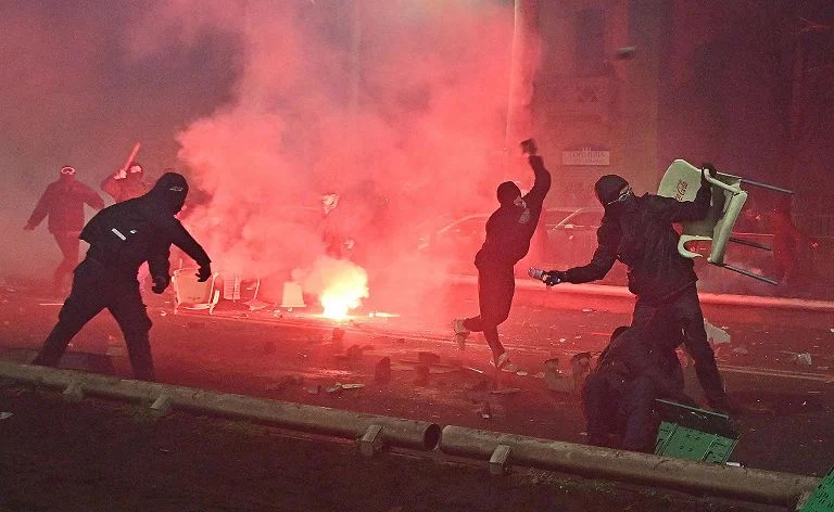 Condanna per gli scontri, Mattarella: "Solidarietà ad agente ferito", Meloni: "Colpito lo stato" — rainews.it