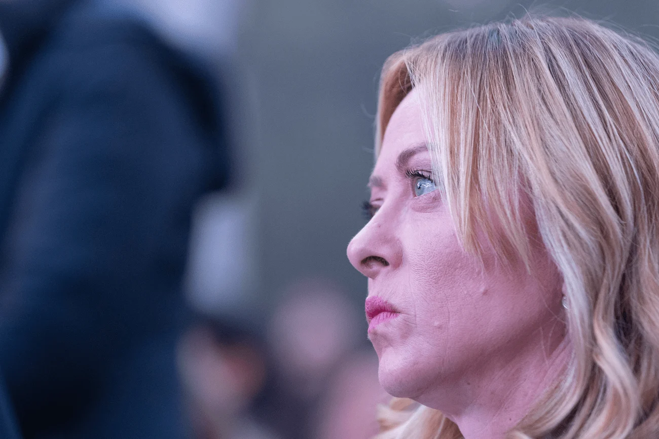 Meloni visita policiais feridos nas Molinette após confrontos em Turim