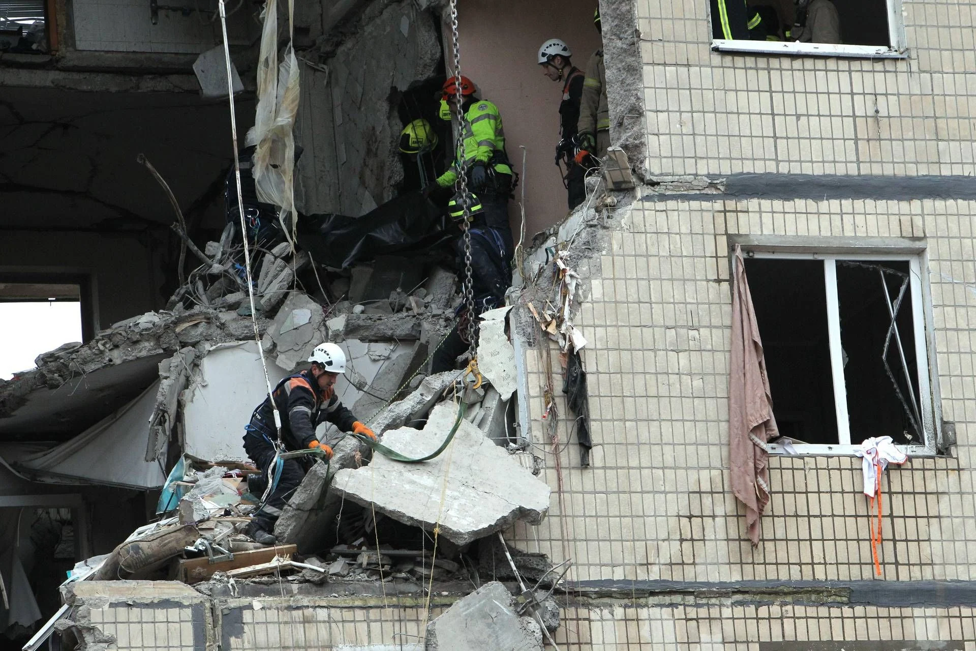 Ataque com drones em Dnipro deixa duas pessoas mortas enquanto Kiev se prepara para negociações