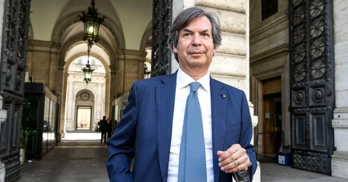 Intesa Sanpaolo registra lucro líquido recorde em 2025 de €9,3 bi; Dividendos de €6,5 bi e buyback de €2,3 bi