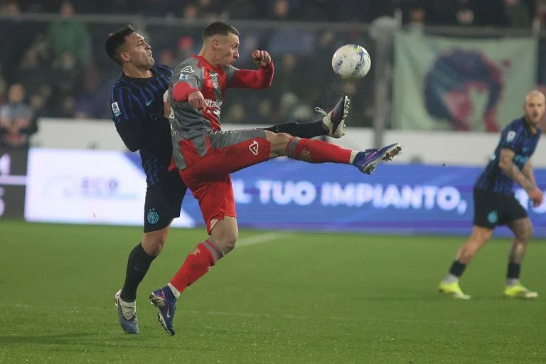 Calcio, chi è il tifoso dell'Inter che lancia un petardo ad Audero, e perde alcune dita — rainews.it