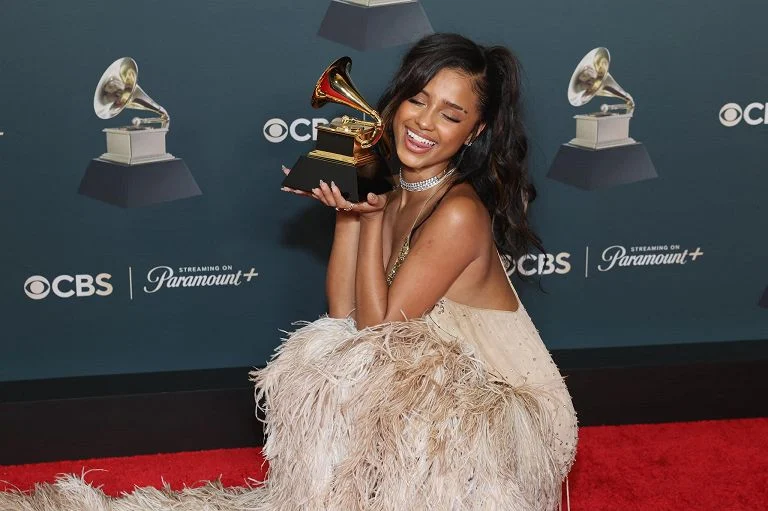 Grammy Awards, notte di musica e politica: Billie Eilish canzone dell'anno, Bad Bunny miglior album — rainews.it