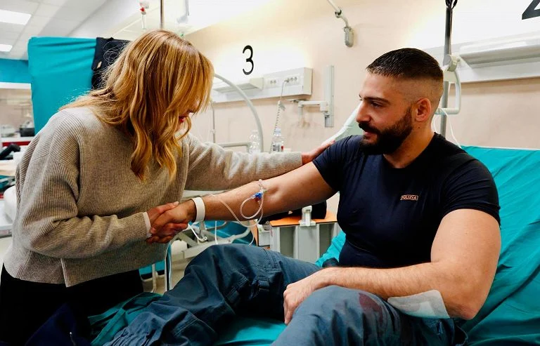 Meloni, visita al poliziotto aggredito durante il corteo: "L'Italia giusta è al vostro fianco" — rainews.it