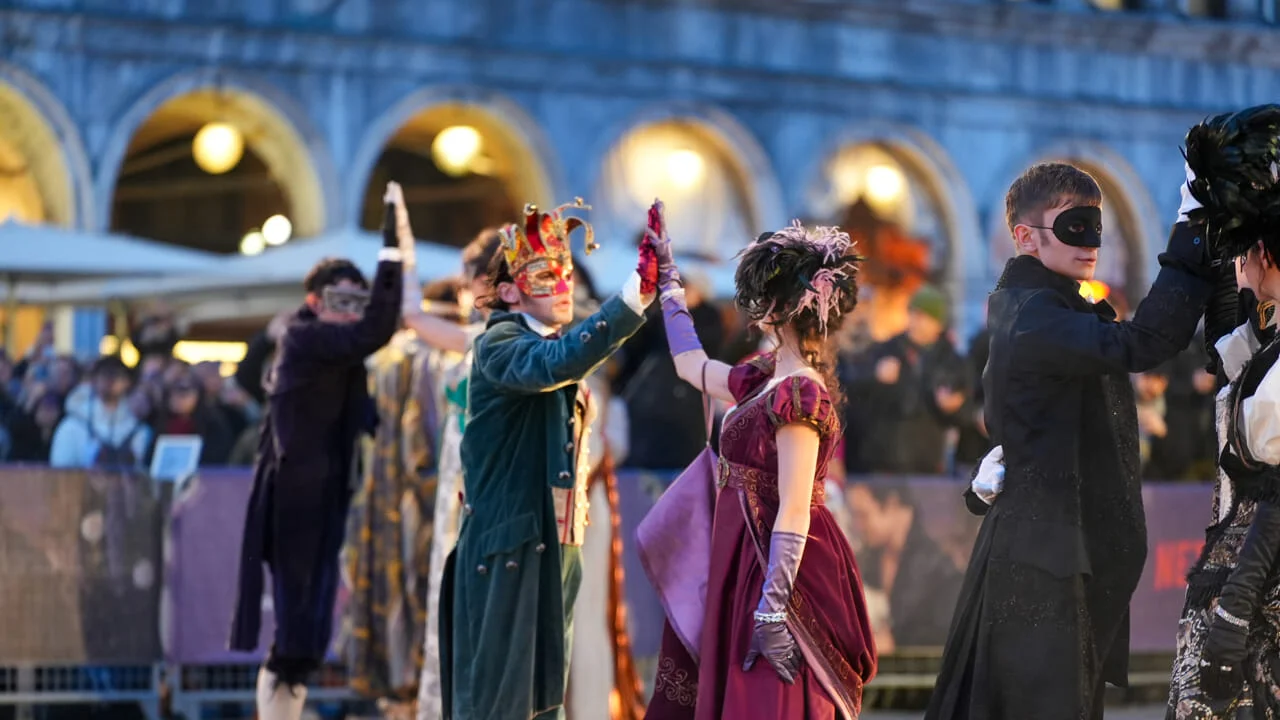 Gran Ballo com Bridgerton inaugura o Carnevale di Venezia 2026 em Praça São Marcos