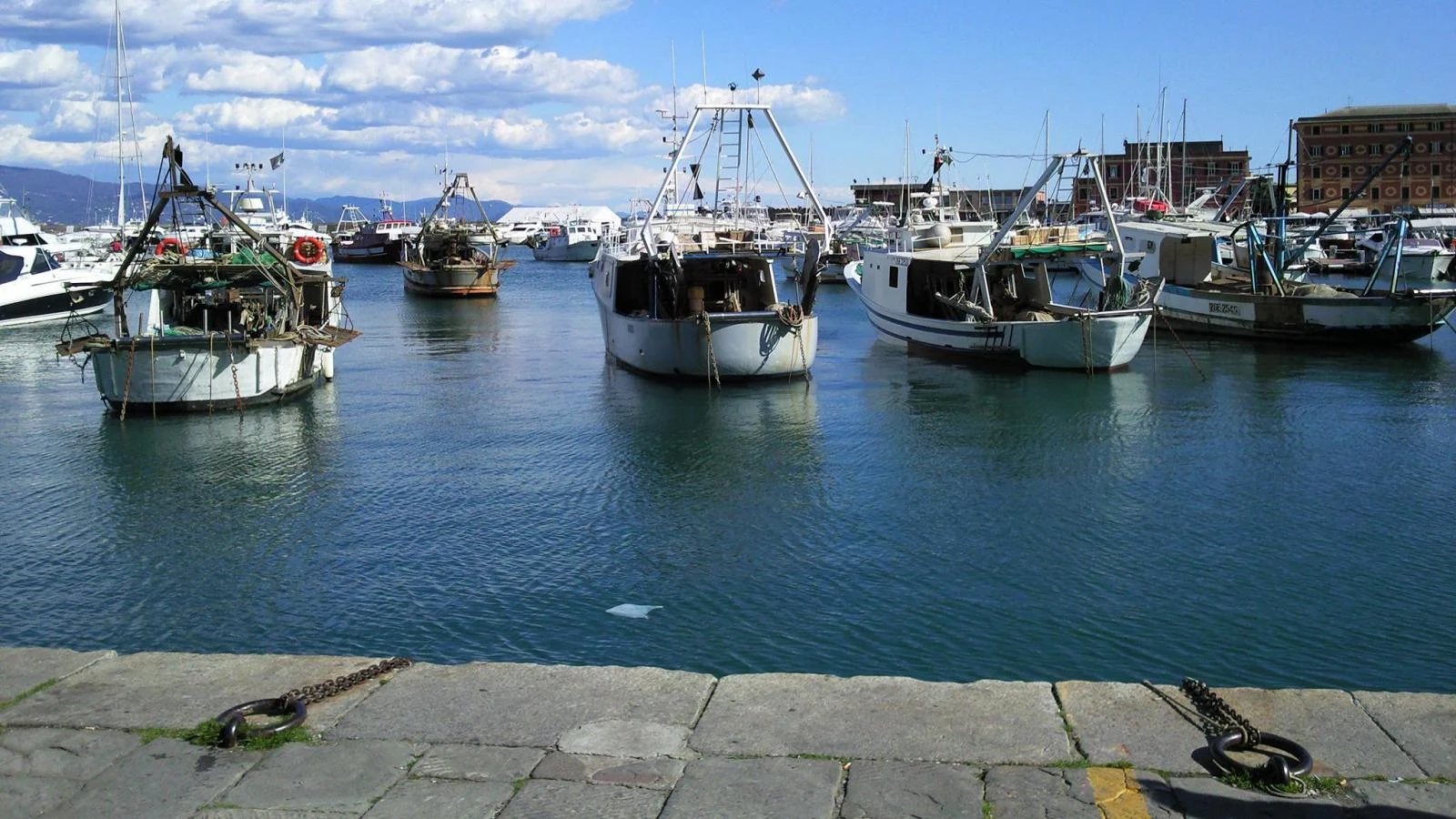 Barco de pesca afunda em frente a Santa Margherita Ligure; um tripulante desaparecido