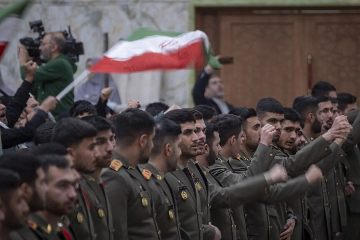 Irã avisa: 'Se atacados, nenhum americano estará seguro' — negociações com EUA podem ocorrer na Turquia