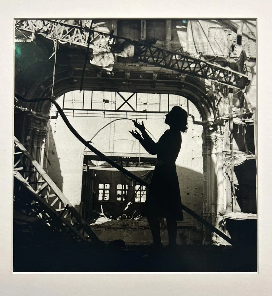 LEE MILLER: donna d’avanguardia capace di coniugare stile e bellezza con la fotografia, attraversando i circoli degli artisti e delle menti geniali fino a confrontarsi con l’abisso della guerra e la complessità della diplomazia politica — ilgiornaleditalia.it