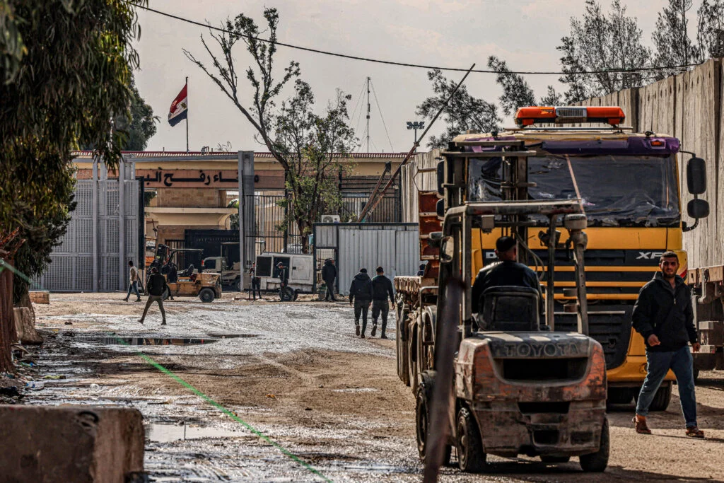 Rafah reabre parcialmente: Kallas chama de passo pela paz enquanto bombardeios continuam