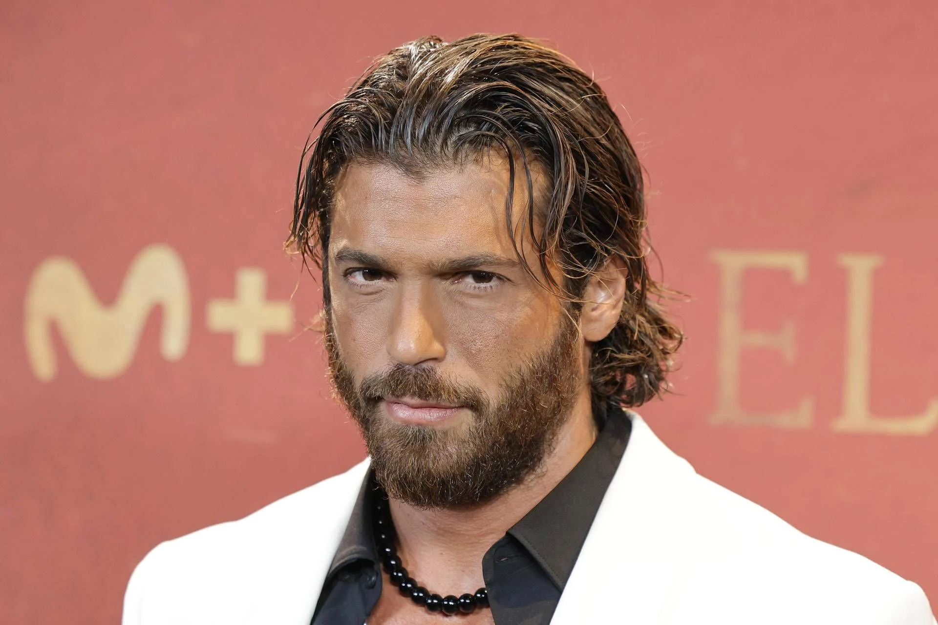 Can Yaman confirmado na primeira noite de Sanremo 2026: o retorno de Sandokan e o eco dos 50 anos