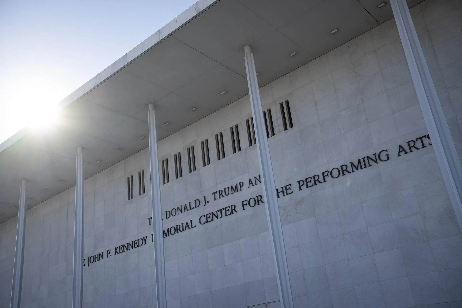 Trump ordena fechamento de 2 anos do Kennedy Center para 'reconstrução' e provoca onda de boicotes