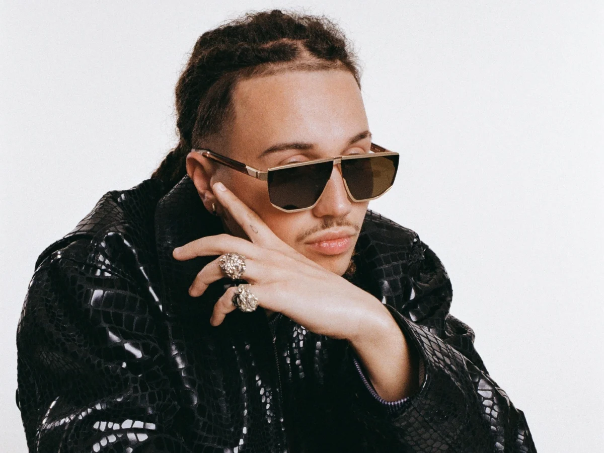 Sayf em Sanremo 2026: o rap como espelho social entre Cannavaro, Tenco e um sarcasmo a Berlusconi