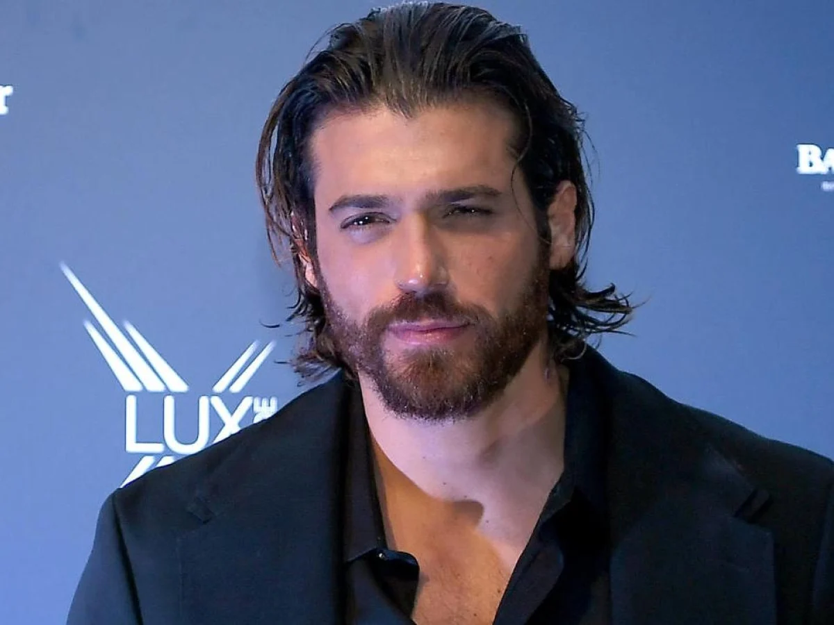 Can Yaman confirmado como co-apresentador de Sanremo 2026: o anúncio bem-humorado de Carlo Conti