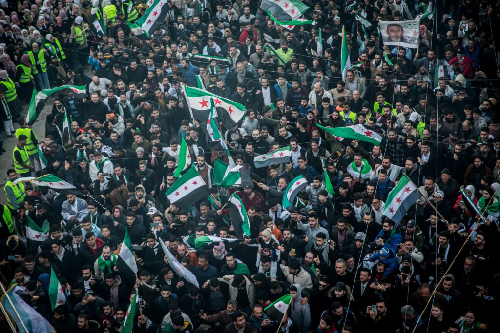 Conselho da UE alerta: transição na Síria em risco enquanto aliados de Assad ocupam postos-chave