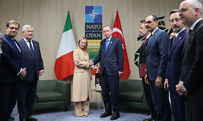 Desafios Migratórios: Itália busca soluções com apoio da Turquia