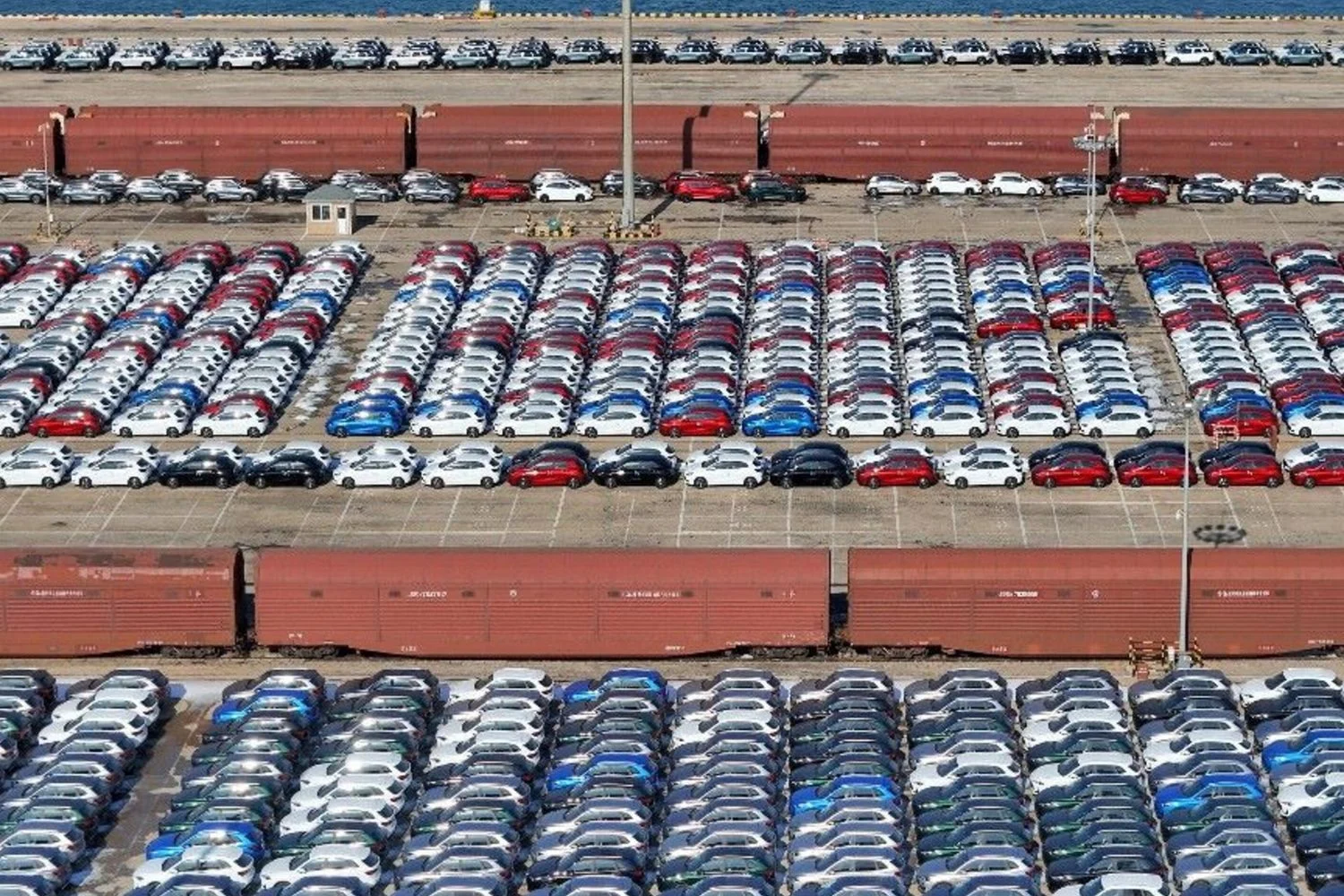 Pechino proíbe maçanetas 'a fio' em carros: mudança estratégica no mercado de veículos elétricos