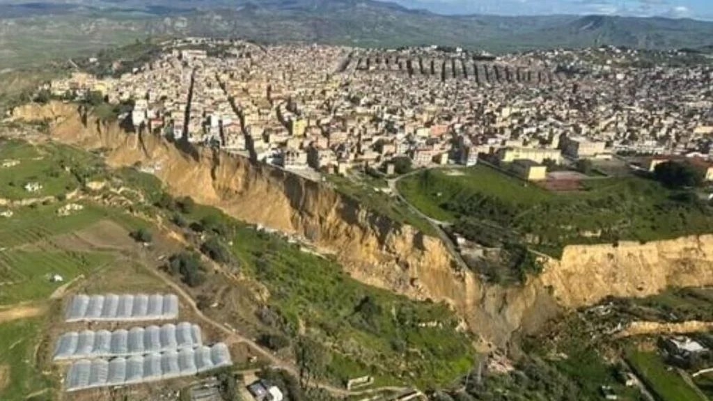 La biblioteca di Niscemi in bilico sulla frana, 4000 libri sospesi nel vuoto — agi.it