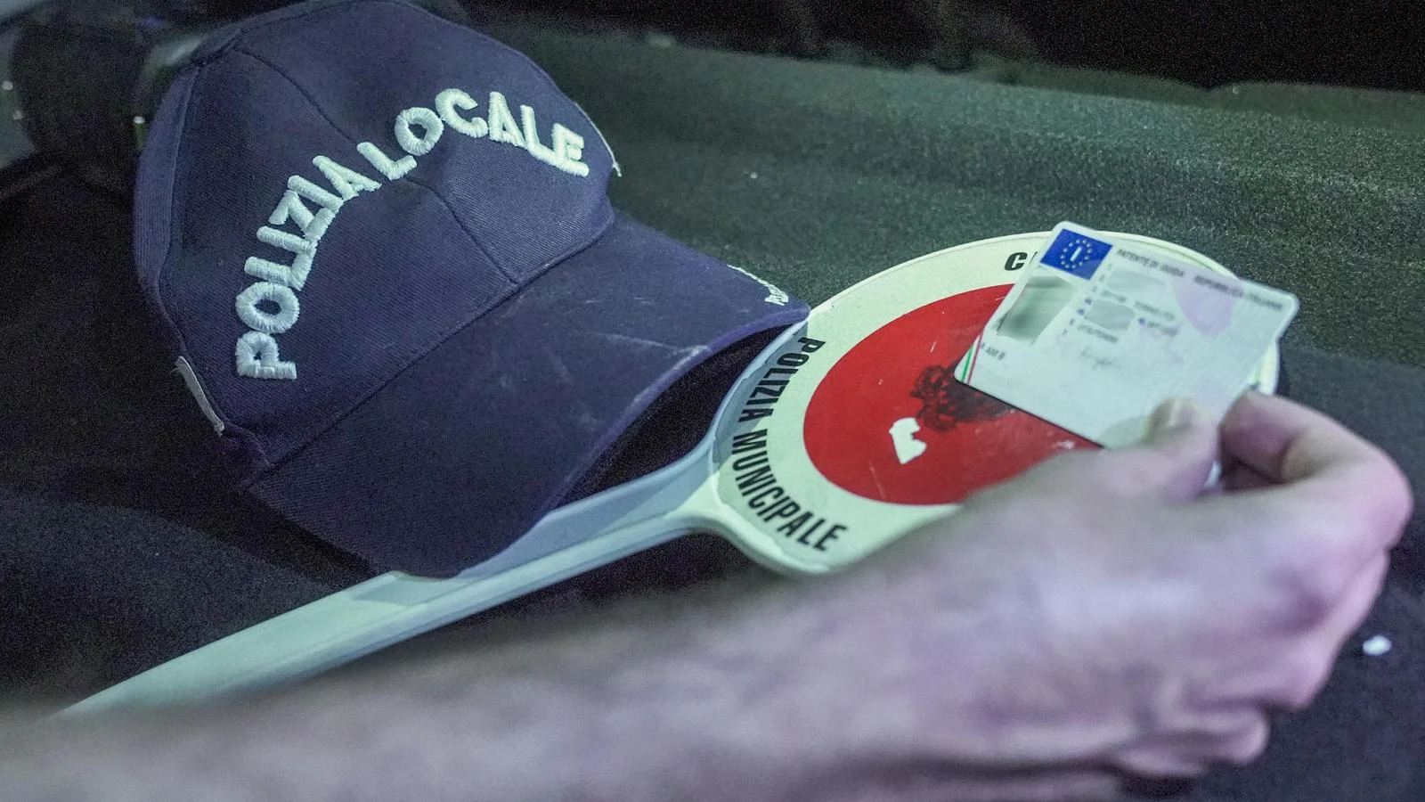 Tiroteio e perseguição na A1 em Arezzo: suspeito ferido e detido pela polícia