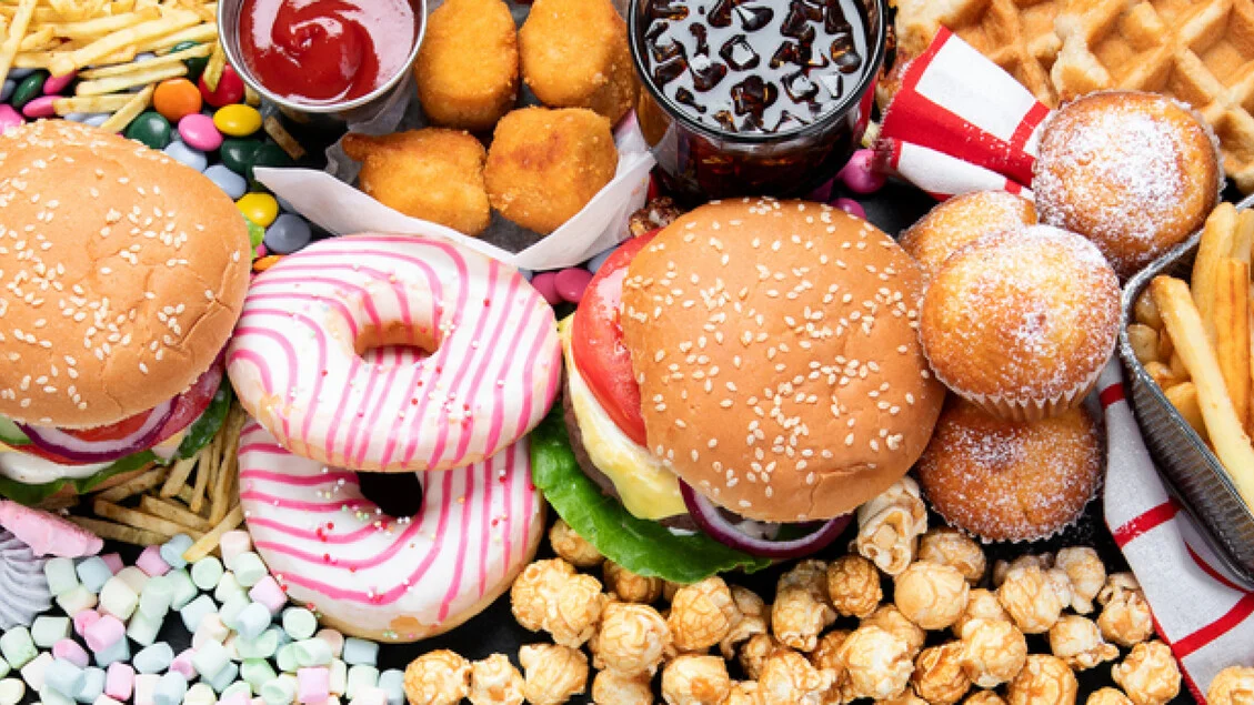 Especialistas: alimentos ultraprocessados são tão nocivos quanto cigarros, apontam universidades dos EUA