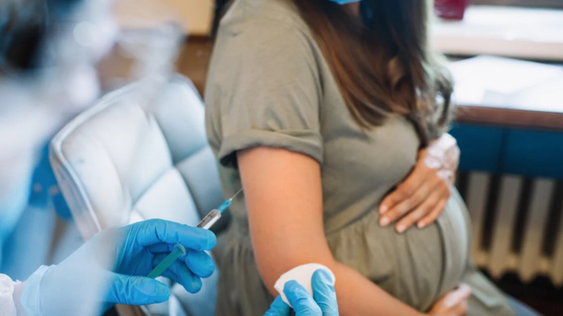 Baixa adesão às vacinas na gravidez: falta de informação pesa sobre gestantes, aponta estudo da Fondazione Onda