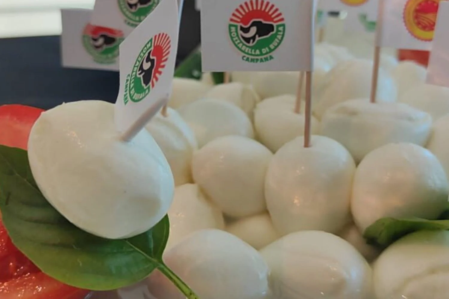 Mozzarella DOP: estreia do Consorzio na BIT Milano reafirma raízes borbônicas e aposta no turismo gourmet