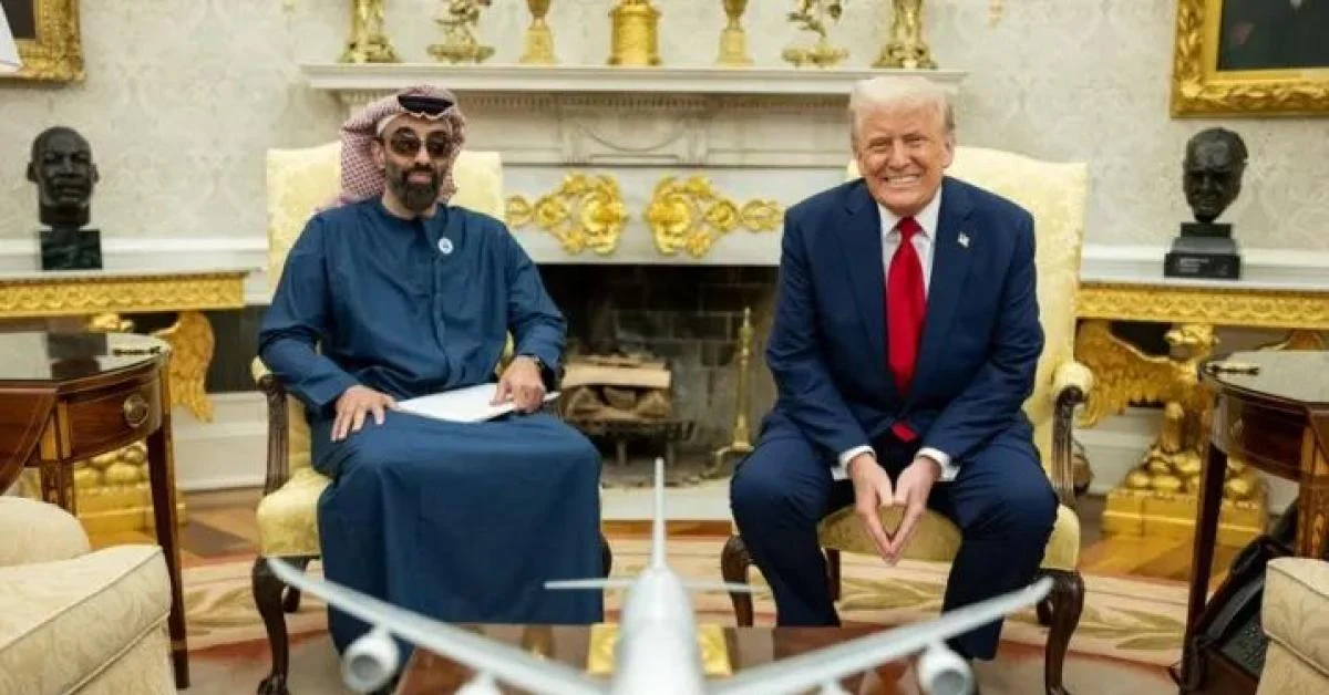 Tahnoon, de Abu Dhabi, adquire 49% da empresa cripto da família Trump por US$500 mi; EUA liberam chips avançados de IA