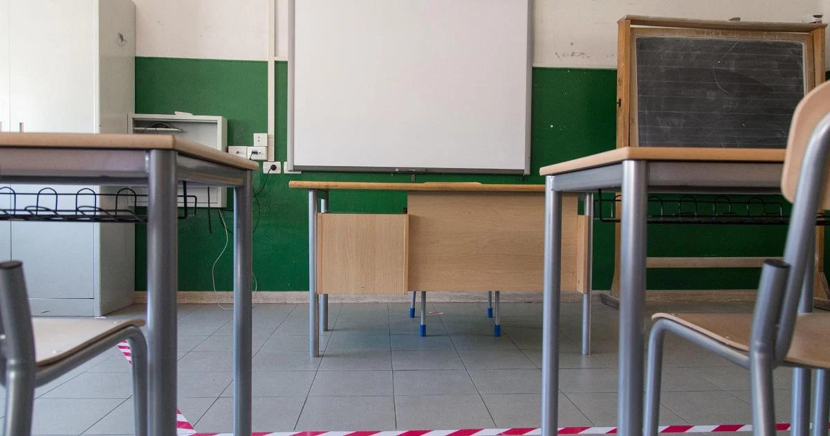 Cadeira arremessada de janela no Colégio Capellini-Sauro fere estudante em La Spezia