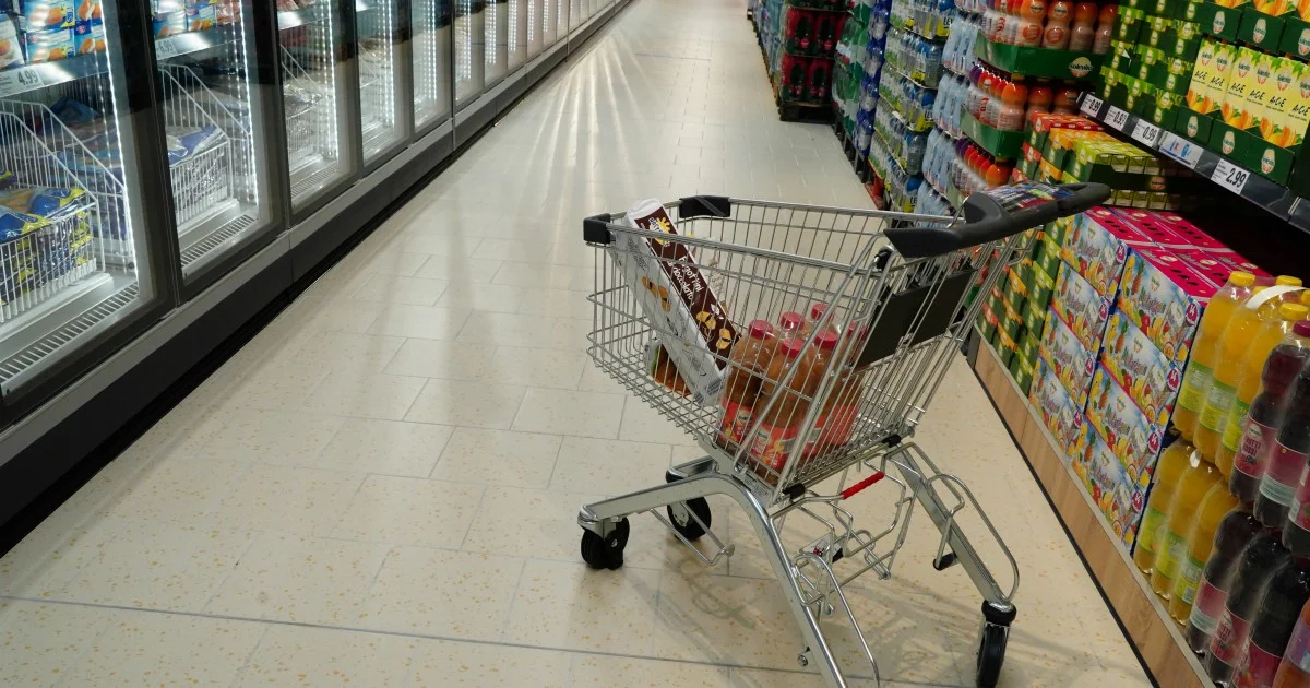 Inflação em janeiro de 2026 desacelera para 1%, mas o carrinho de compras sobe 2,1% e aperta famílias