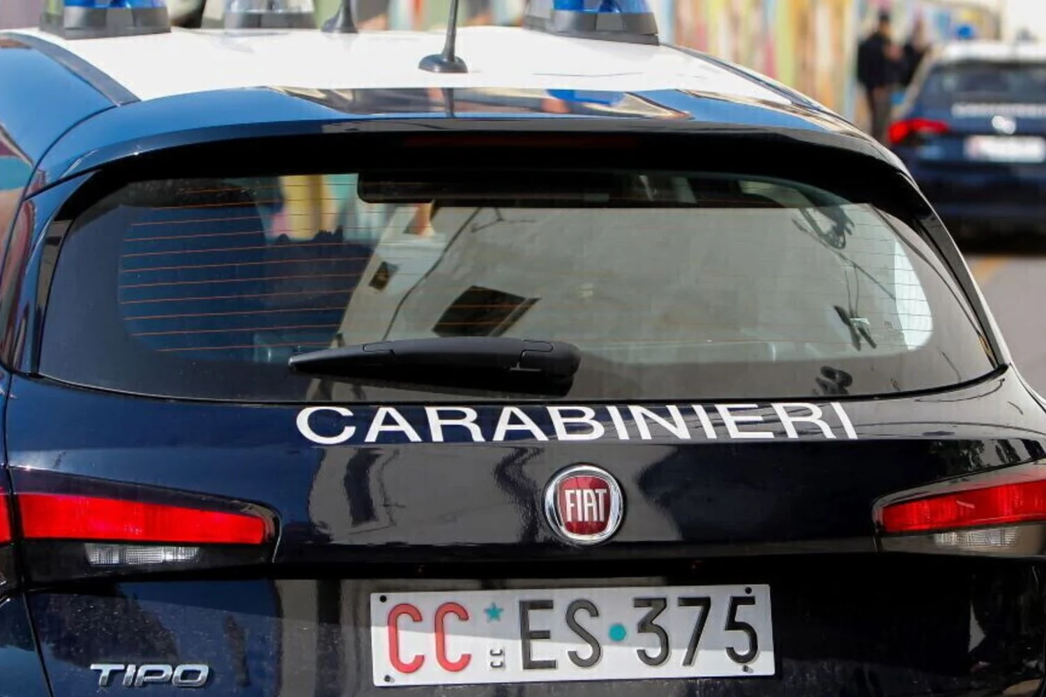 Cadeira arremessada de janela fere aluna de 18 anos em escola de La Spezia