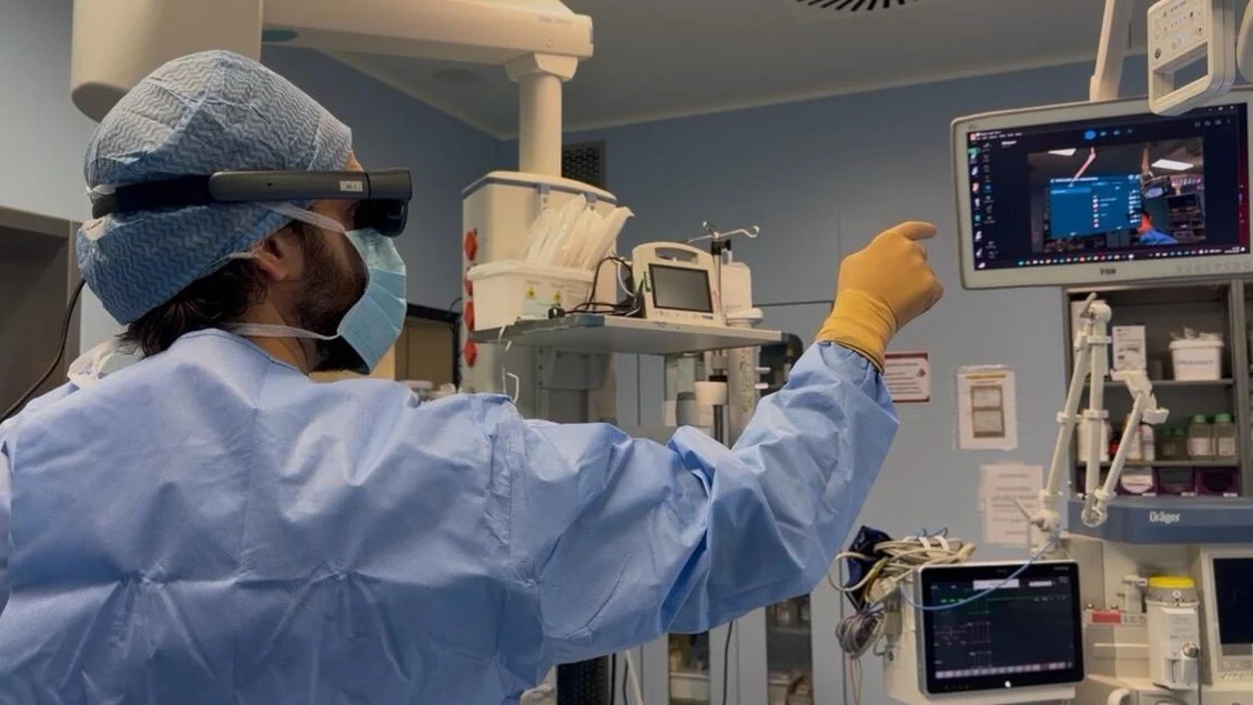 Visores de realidade aumentada estreiam na cirurgia maxilofacial do Sant'Orsola