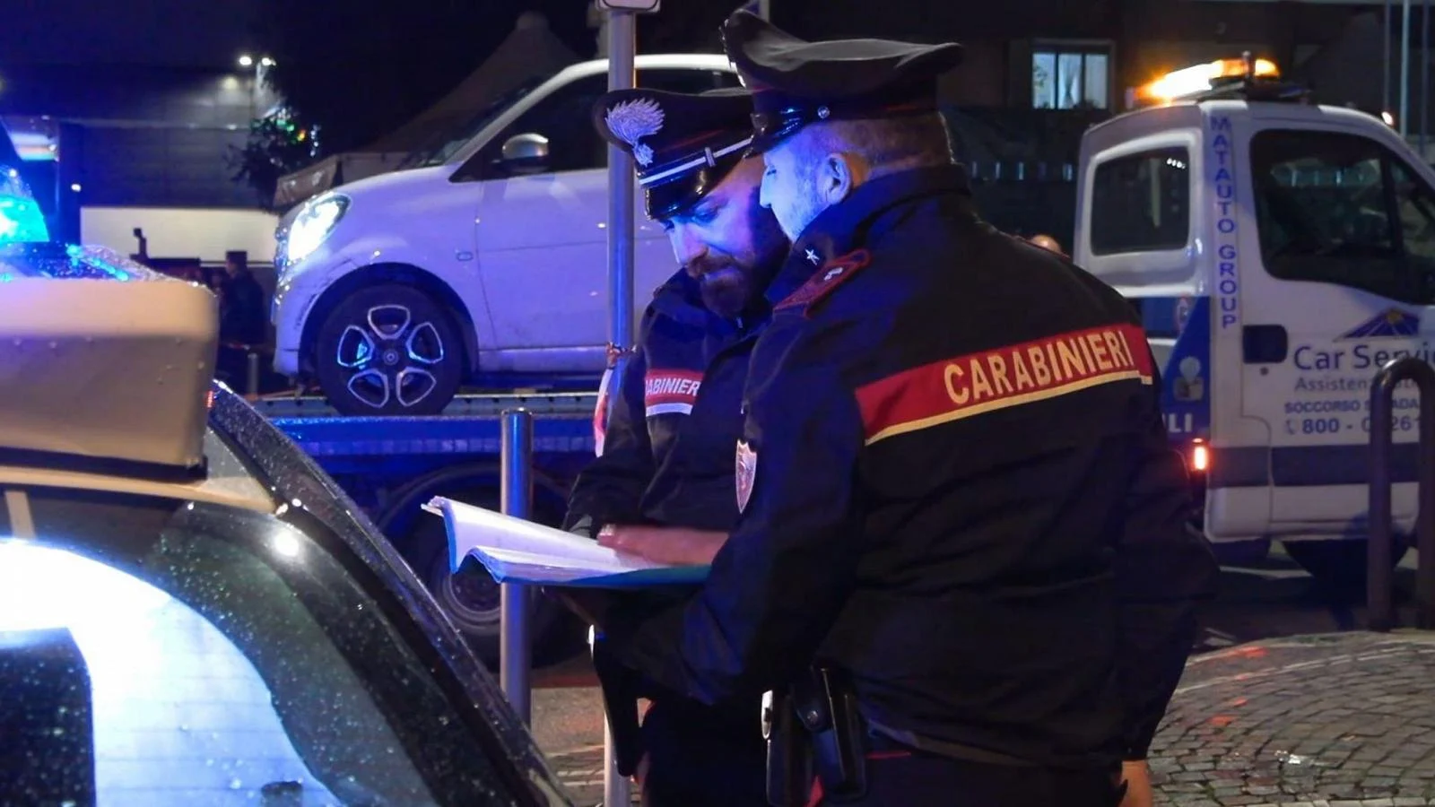 Emboscada em Arzano: homem morto e jovem ferido em ataque a tiros enquanto estavam em carro