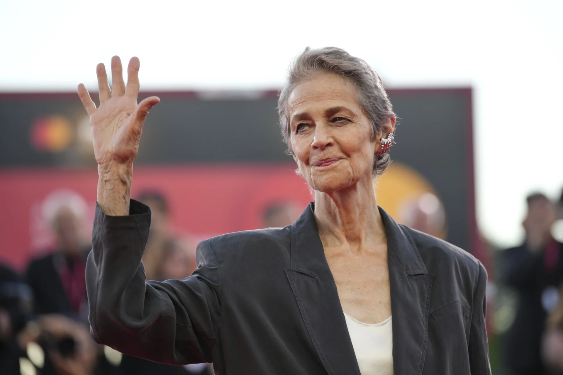 Charlotte Rampling celebra 80 anos: uma vida entre arte, atletismo e palcos europeus