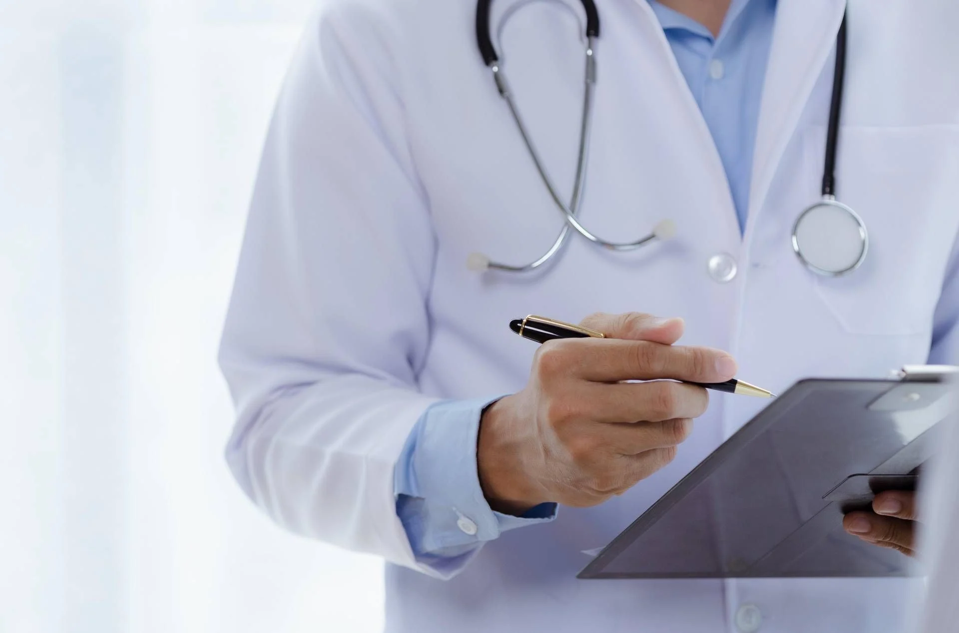 Estudo revela risco de contaminação em mangas longas de profissionais de saúde