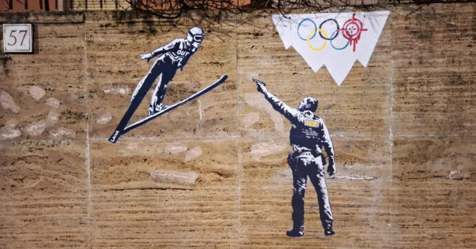 Laika pinta 'ICE OUT!' em frente ao CONI: mural contra a presença da agência nos Jogos de Milano‑Cortina 2026