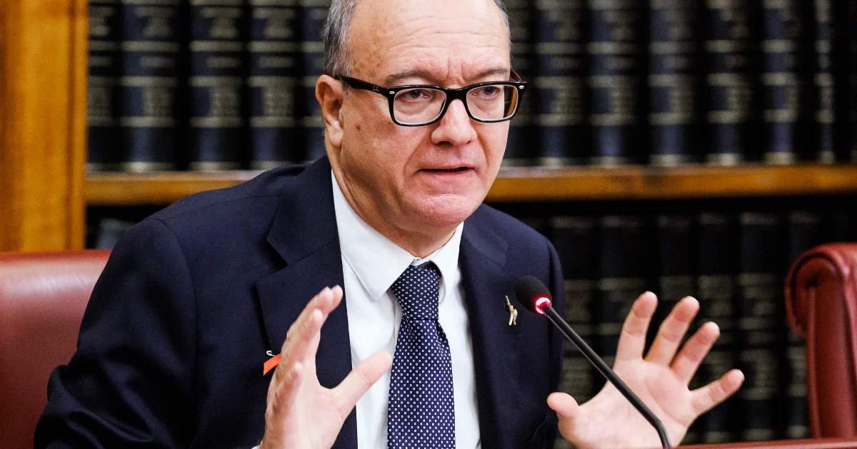 Carta docente muda: menos dinheiro no bolso, mais serviços e extensão aos precários, diz Valditara