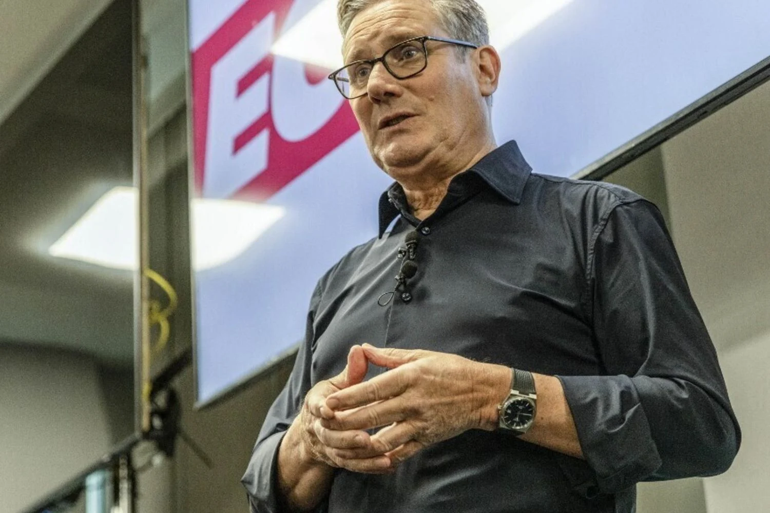 Crise Mandelson–Epstein: Starmer resiste e evita renúncia apesar do abalo político