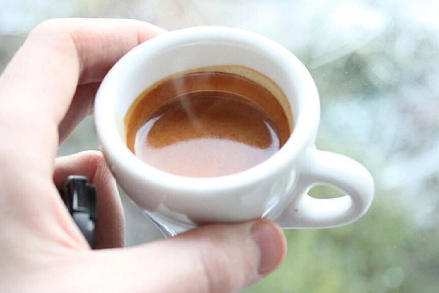 Processo simbólico absolve o café, mas médicos pedem cautela e limites de consumo