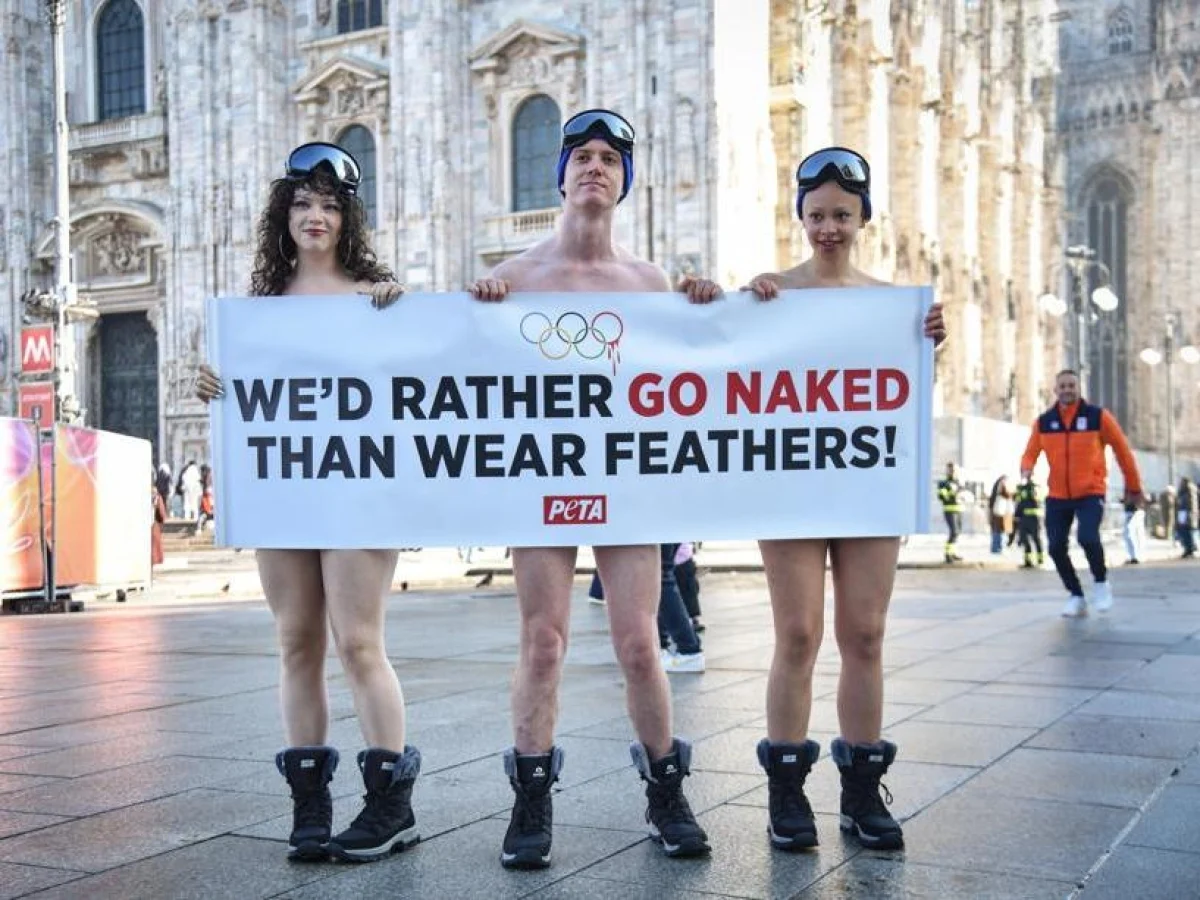 “Melhor nu do que coberto de penas”: PETA realiza flash mob na Praça do Duomo antes das Olimpíadas em Milão