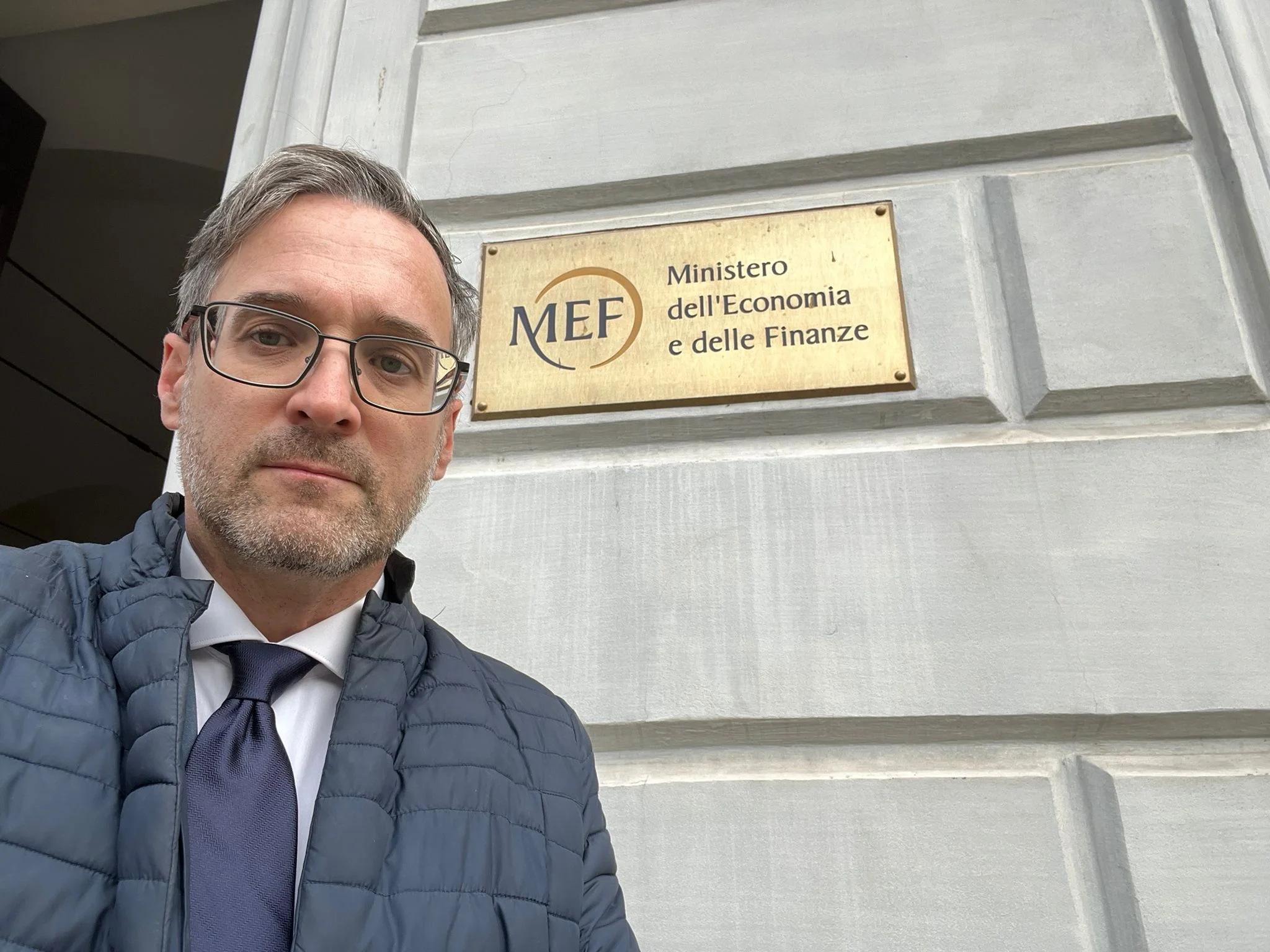 Italianos no Exterior em pauta: Simone Billi (Lega) busca clareza nas sanções