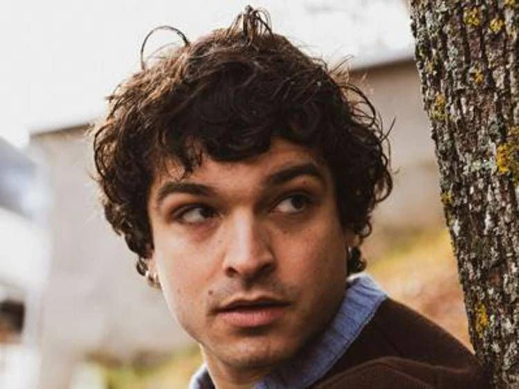 Sanremo 2026: Leo Gassmann volta com 'Naturale' e afirma que o amor é a arma mais poderosa na música