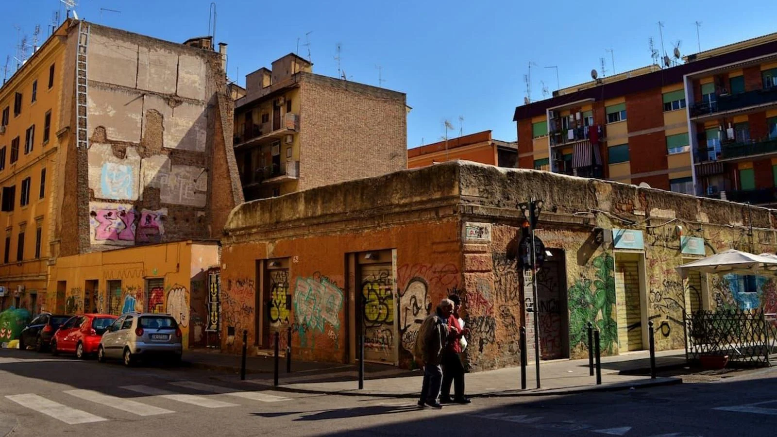 Roma: mulher atacada em San Lorenzo por jovem de 22 anos enquanto estava com o filho de 10 anos