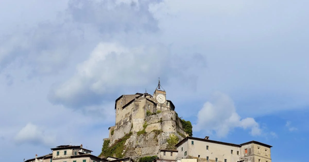 Vilarejos vazios e berços vazios: Como o modelo urbano italiano prometeu futuro e gerou declínio